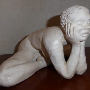 Djamilla, jeune maman africaine en adoration devant son enfant roi