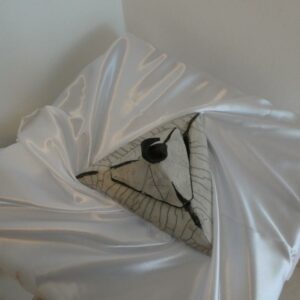 Boîte triangulaire en grès blanc chamotté émaillée raku