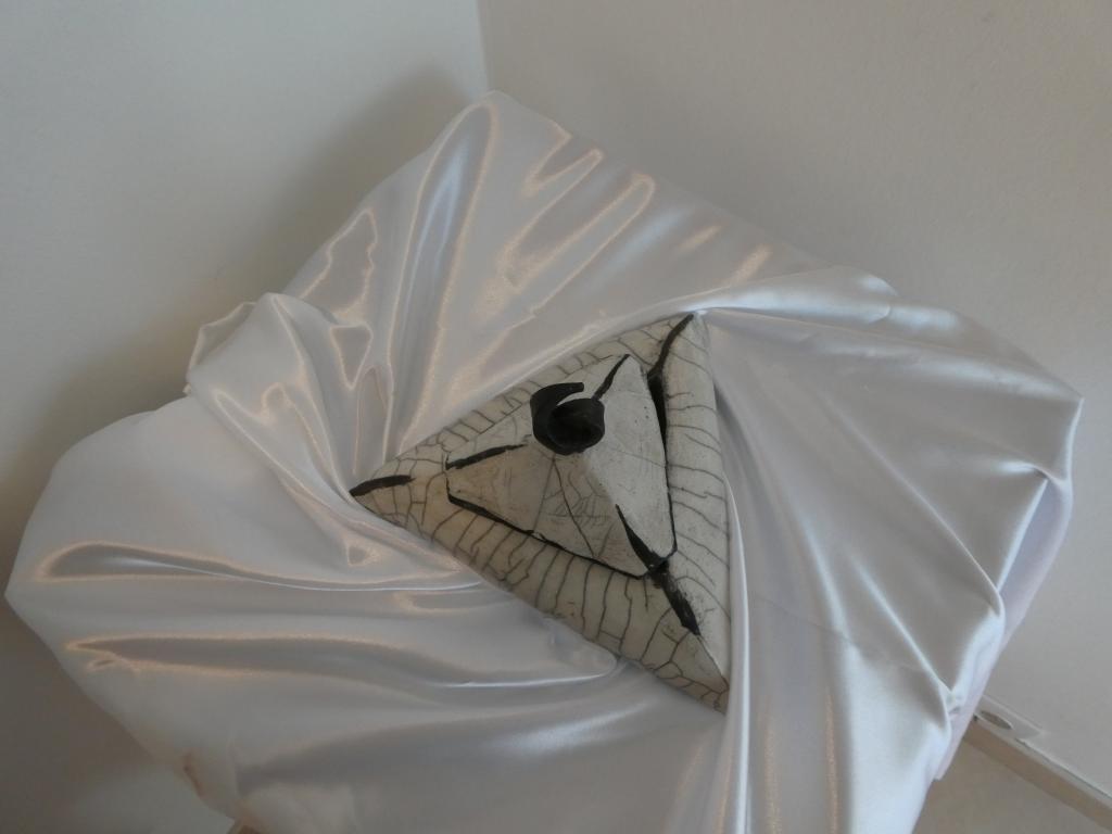 Boîte triangulaire en grès blanc chamotté émaillée raku – Image 2