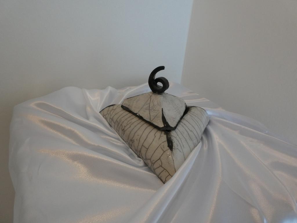 Boîte triangulaire en grès blanc chamotté émaillée raku – Image 3