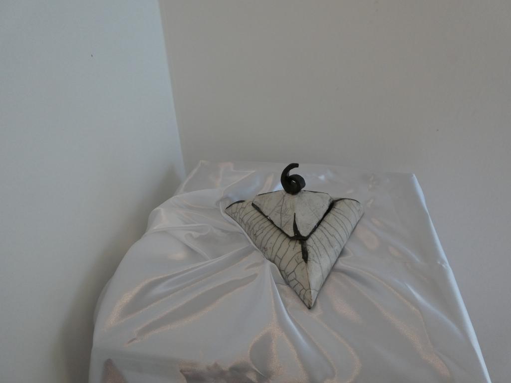 Boîte triangulaire en grès blanc chamotté émaillée raku – Image 4