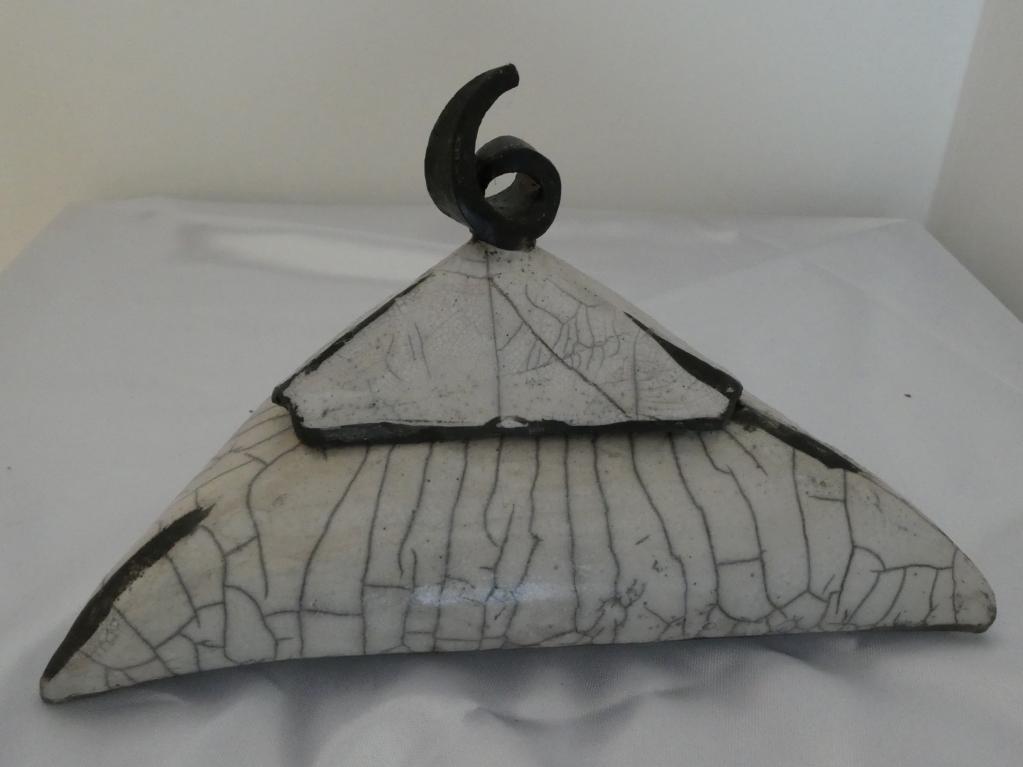 Boîte triangulaire en grès blanc chamotté émaillée raku – Image 6