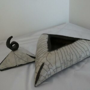 Boîte triangulaire en grès blanc chamotté émaillée raku