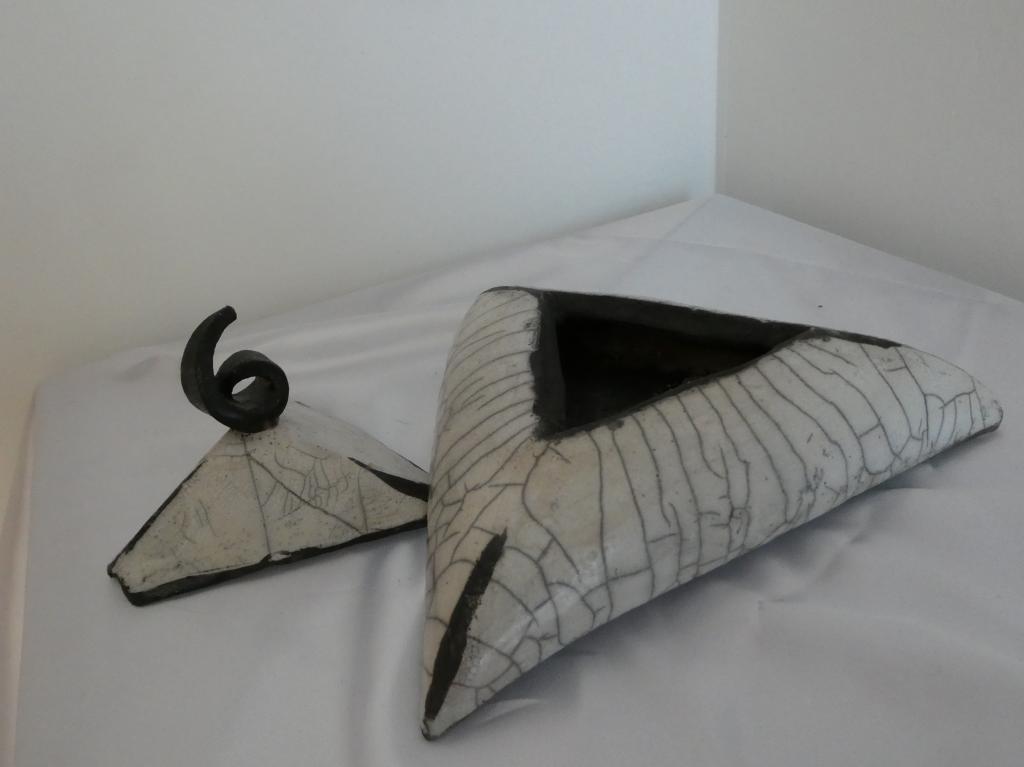 Boîte triangulaire en grès blanc chamotté émaillée raku