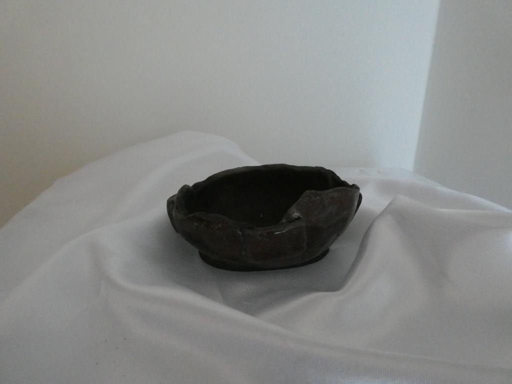 Petit Vase Bonsaï en Grès Noir Émaillé – Image 2