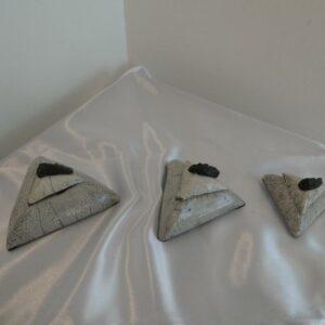 Série de trois boîtes en grès blanc chamotté émaillées en cuisson raku