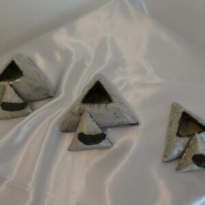 Série de trois boîtes en grès blanc chamotté émaillées en cuisson raku