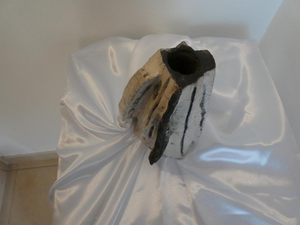 Vase Kirinuki en Grès Blanc Chamotté et Émaillé Raku – Image 8