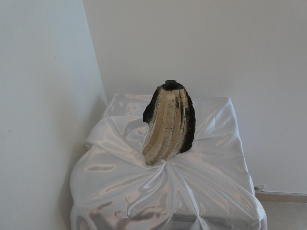 Vase Kirinuki en Grès Blanc Chamotté et Émaillé Raku – Image 7